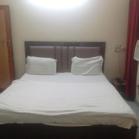 Hotel Diamond Palace 45C Chandigarh Bagian luar foto