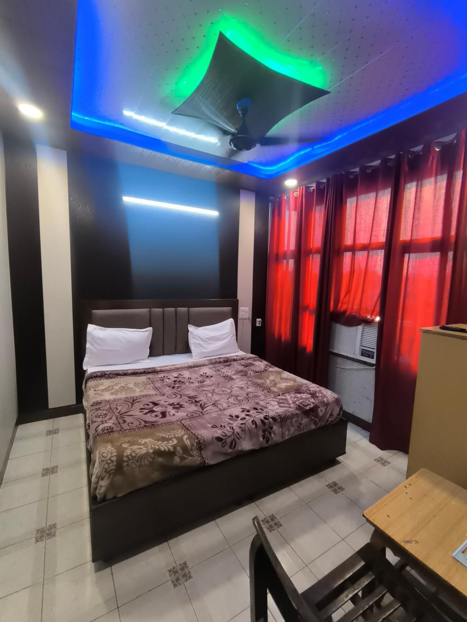Hotel Diamond Palace 45C Chandigarh Bagian luar foto